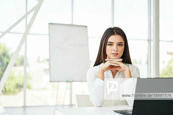 Porträt einer erfolgreichen hübschen Geschäftsfrau in einem modernen Büro mit Kopierraum. Geschäftserfolgskonzept