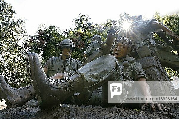 Das vom Künstler Duke Sundt aus New Mexico entworfene Vietnam Veteranen Denkmal im texanischen Kapitol ist eine Hommage an alle Texaner  die im Vietnamkrieg gedient haben  und eine Gedenkstätte für die 3.417 Gefallenen. Der erste Spatenstich erfolgte am 25. März 2013 an der Nordostseite des Kapitols