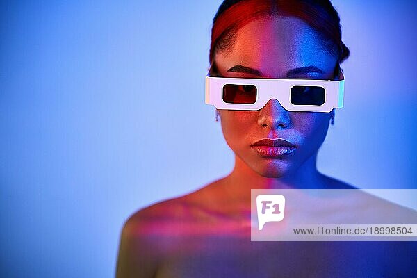 Neonlicht Studio Porträt von hübschen afrikanischen amerikanischen Frau trägt 3D Brille mit Kopie Raum. Mode Foto  weibliche Schönheit Konzept