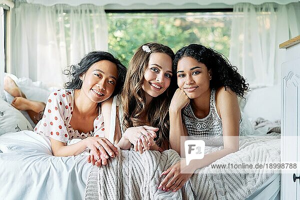 Multi ethnische Gruppe von Frauen entspannen zusammen während der Sommerreise im Inneren des Wohnmobils. Urlaub  Frauen Freundschaft und Schönheit Konzept