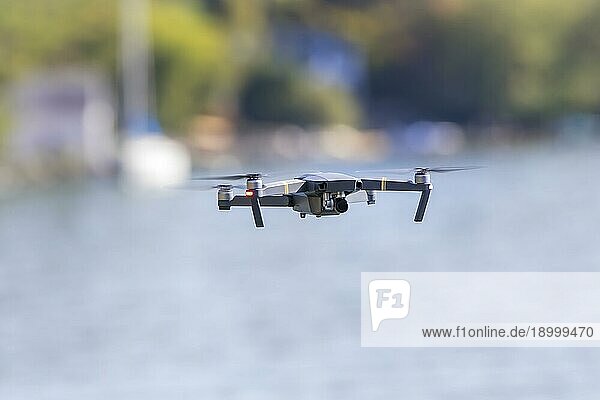 Eine persönliche Drohne  die an einem Strand durch die Luft fliegt