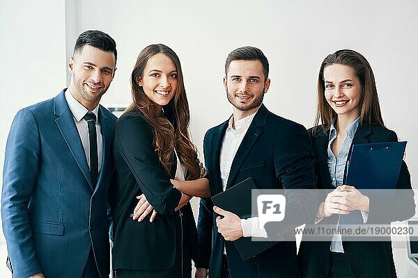 Gruppe von jungen und lächelnden Geschäftsleuten in einem modernen Büro. Erfolg Teamarbeit Konzept