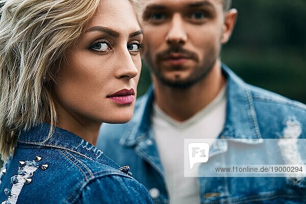 Closeup Porträt der schönen Paar tragen Denim Jeans. Mode Menschen  Liebe  Romantik Konzept