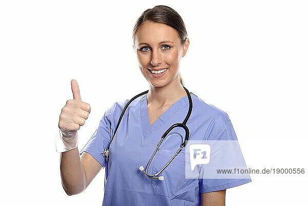 Lächelnde  glückliche Ärztin oder Krankenschwester  die den Daumen nach oben streckt  als Zeichen des Erfolgs oder des Optimismus für einen erfolgreichen Ausgang der Behandlung oder der Prognose  vor weißem Hintergrund