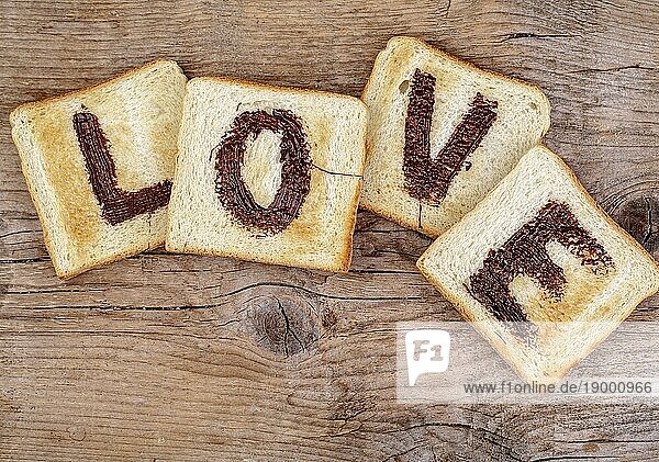 Toastbrot mit dem Wort LOVE aus Nuss Nougat Creme