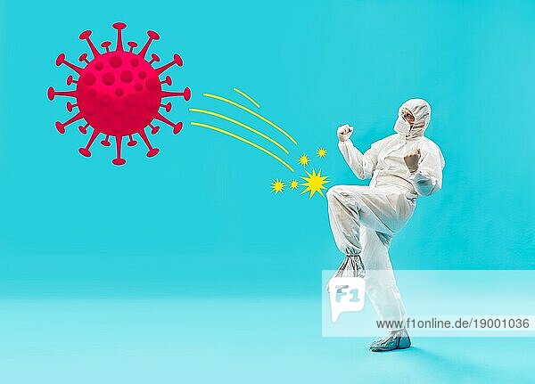 Arzt im PSA Anzug besiegt Coronavirus auf blauem Hintergrund. Covid19 besiegen