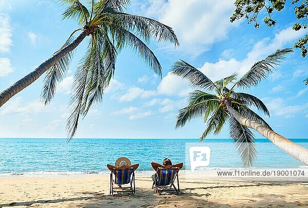 Paar entspannen am Strand genießen schönes Meer auf der tropischen Insel. Sommer Strandurlaub Konzept