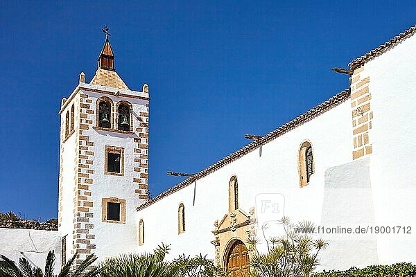 Weiße traditionelle spanische Kirche über hellblauem Himmel. Reisekonzept