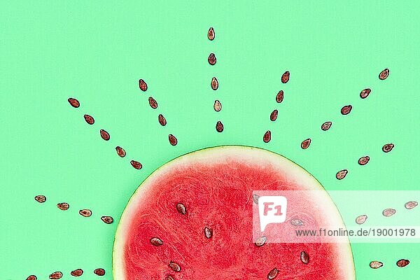 Reife Wassermelone mit Kernen in Form der Sonne. Kreatives Konzept. Lebensmittelkunst
