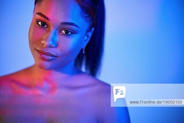 Neonlicht Studio Porträt der hübschen afrikanischen amerikanischen Frau mit Kopie Raum. Mode Foto  weibliche Schönheit Konzept