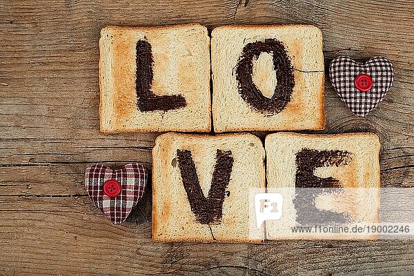 Toastbrot mit dem Wort LOVE aus Nuss Nougat Creme und Stoffherzen