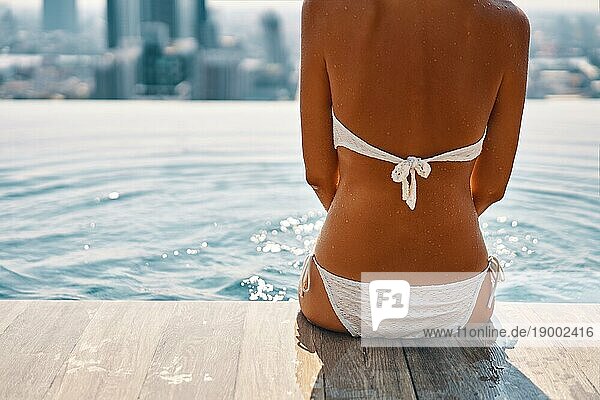 Rückenansicht von schlanken schönen Frau entspannen im Schwimmbad. Sommerurlaub Konzept