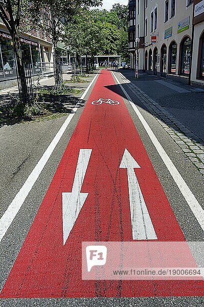Roter Fahrradweg mit weißen Pfeilen  Kempten  Allgäu  Bayern  Deutschland  Europa
