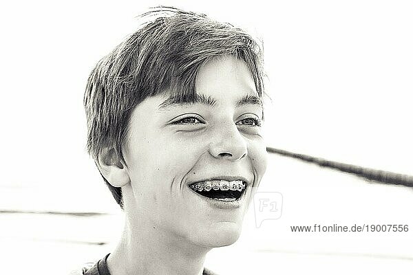 Porträt eines lachenden Teenagers mit einer Zahnspange