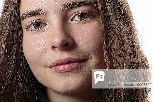 Close up Porträt  lächelnd jugendlich Mädchen  vor weißem Hintergrund