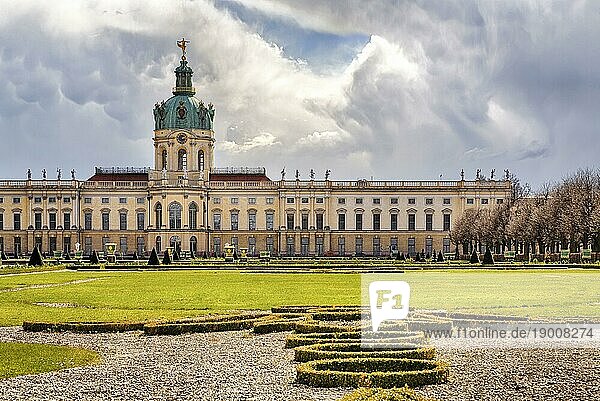 HDR Aufnahme von Schloss Charlottenburg Berlin mit dramatischem Himmel
