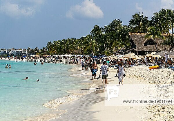 Menschen am Strand Playa Norte  Isla Mujeres  Karibikküste  Cancun  Quintana Roo  Mexiko  Mittelamerika