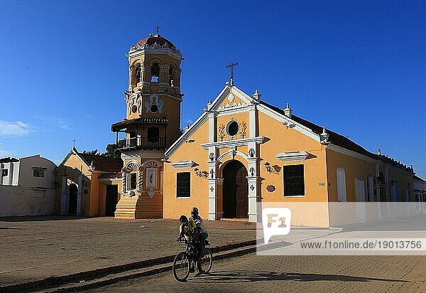 Republik Kolumbien  Colombia  Departament Bolivar  Stadt Mompos  Santa Cruz de Mompox  Kirche Santa Barbara  erbaut 1613  Kolumbien  Südamerika