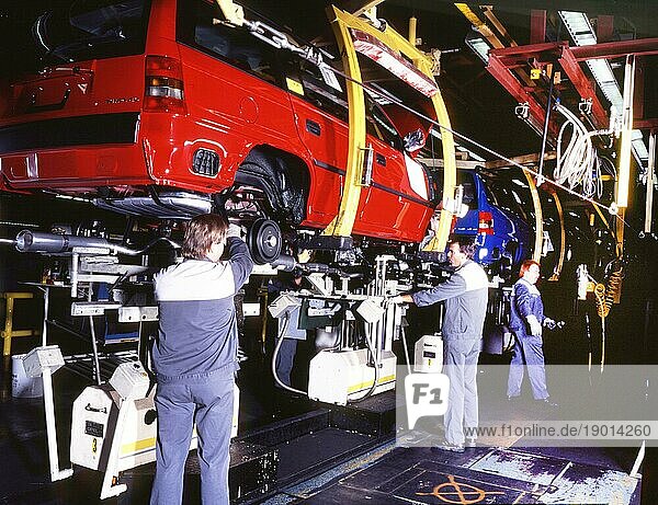 Industrie  Produktion  Automatisierung der Autoindustrie  Arbeiter am Förderband  Roboter  06.12.1995 Opel Werk in Bochum  Bochum Deutschland
