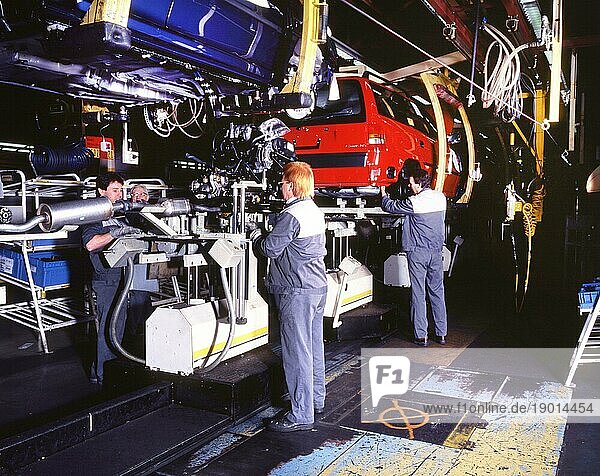 Industrie  Produktion  Automatisierung der Autoindustrie  Arbeiter am Förderband  Roboter  06.12.1995 Opel Werk in Bochum  Bochum Deutschland
