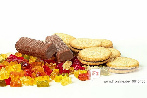 Süßigkeiten  Gummibärchen  Kekse und Schokoriegel  auf weiß  Kopierraum