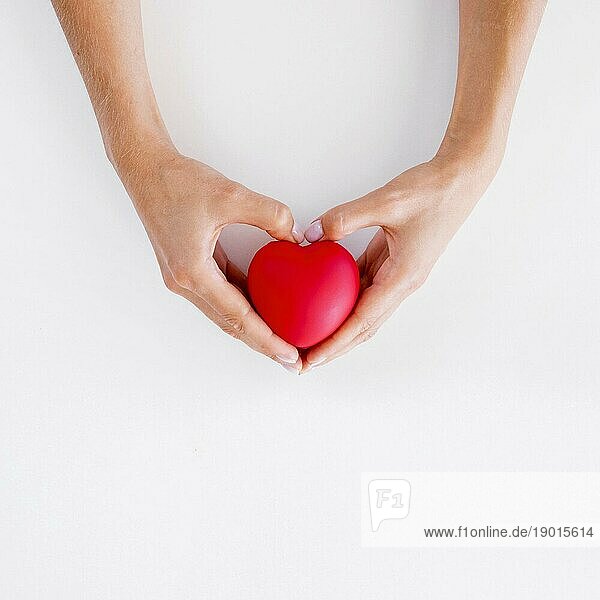 Draufsicht Hände halten Herzform Welt Herz Tag. Auflösung und hohe Qualität schönes Foto