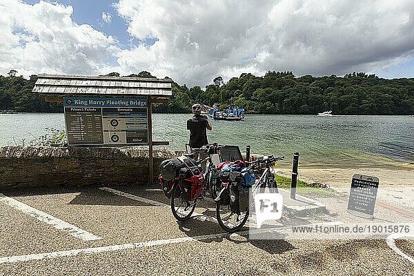 Radwanderer  Radfahrer mit E-Bikes am Anleger der King Harry Floating Bridge  Kettenfähre auf Fluss Fal  Nationaler Radweg 3  Fernradweg  Cornwall  Großbritannien  Europa