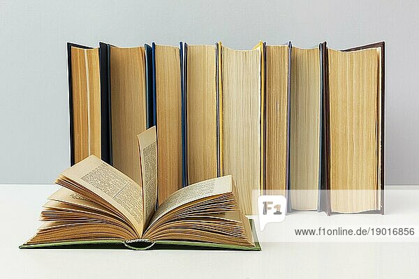 Schöne Anordnung verschiedene Bücher 4. Auflösung und hohe Qualität schönes Foto
