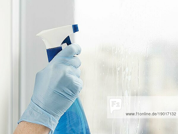 Frau putzt Fenster. Auflösung und hohe Qualität schönes Foto