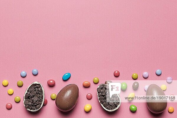 Gem Bonbons Schokolade Ostereier mit Choco Chips rosa Hintergrund gefüllt. Auflösung und hohe Qualität schönes Foto