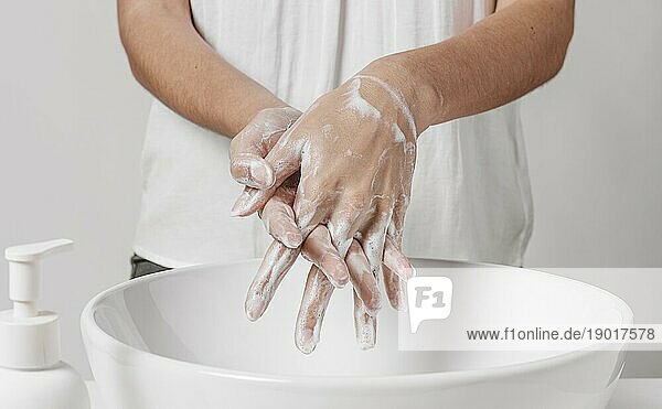 Tiefenreinigung der Hände mit Wasser und Seife. Auflösung und hohe Qualität schönes Foto