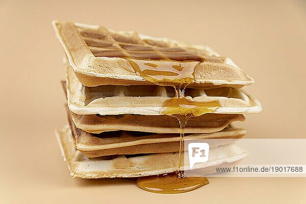 Hohe Winkel Waffel mit tropfenden Honig. Auflösung und hohe Qualität schönes Foto