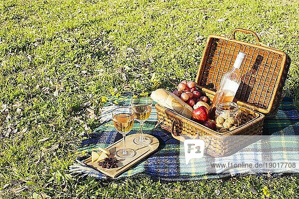 Hohe Winkel Korb voller Leckereien Picknick Tag. Auflösung und hohe Qualität schönes Foto