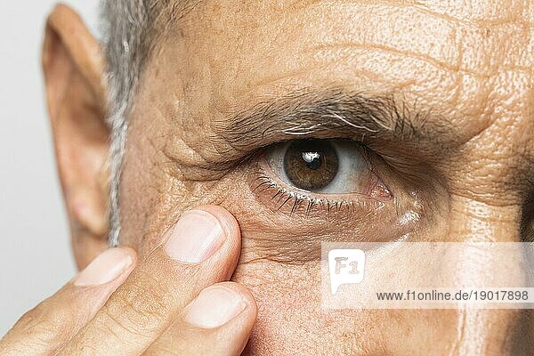 Close up alter Mann mit braunen Augen. Auflösung und hohe Qualität schönes Foto