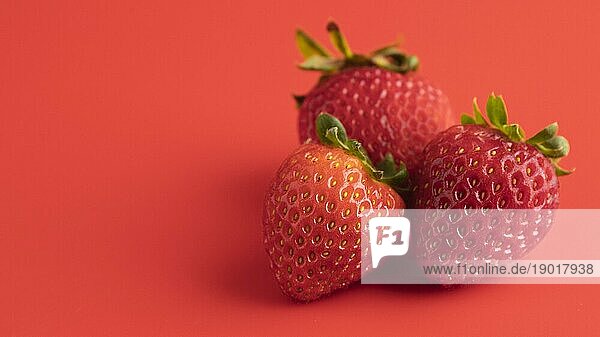 Vorderansicht drei Erdbeeren mit Kopierraum. Auflösung und hohe Qualität schönes Foto