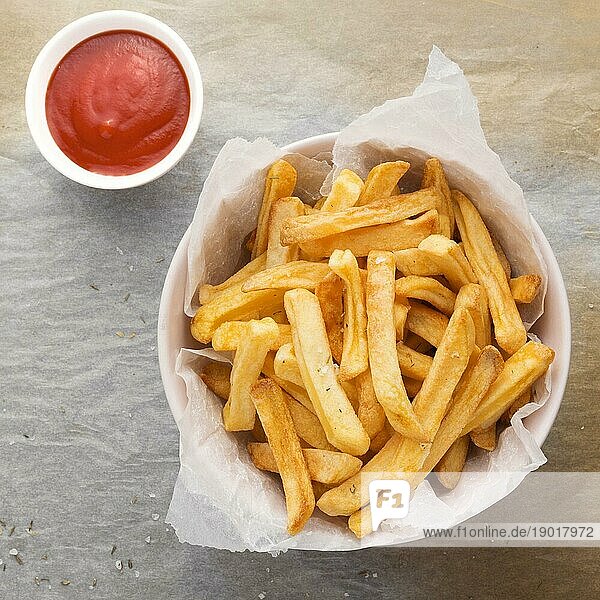 Flat Lay Pommes Frites Schüssel mit Ketchup Sauce. Auflösung und hohe Qualität schönes Foto