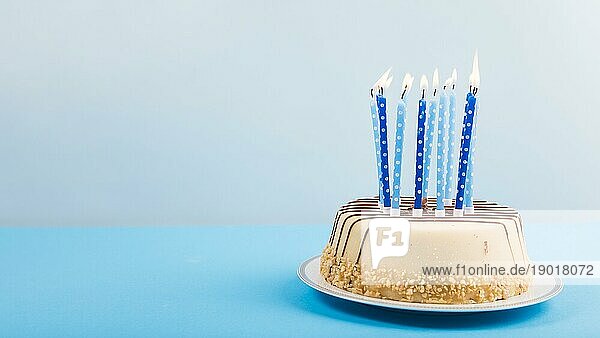 Beleuchtete Kerzen köstlichen Kuchen gegen blaün Hintergrund. Auflösung und hohe Qualität schönes Foto