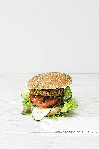 Vorderansicht eines veganen Burgers mit Kopierbereich