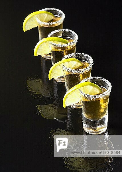 Hohe Winkel Linie Gold Tequila Schüsse Foto mit hoher Auflösung