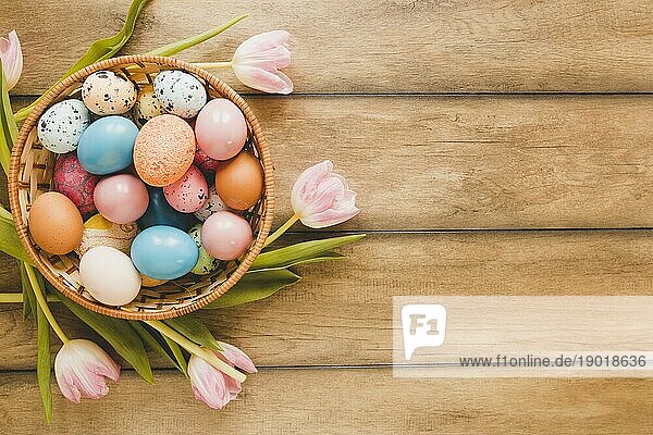 Tulpen um Schale mit Eiern. Schönes Foto