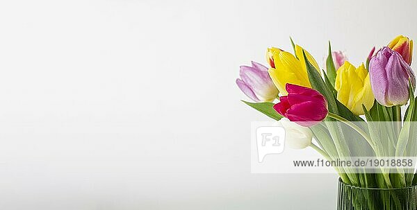Vase mit Tulpen in Großaufnahme Schönes Foto