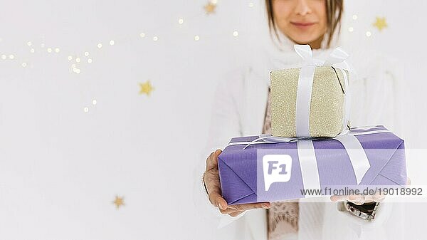 Eid al fitr Konzept mit muslimischen Frau hält Geschenk Boxen. Auflösung und hohe Qualität schönes Foto