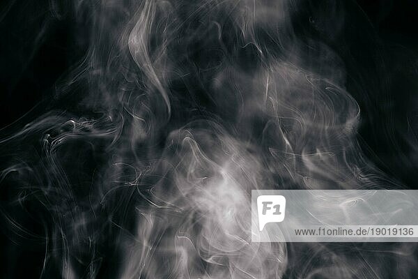 Foto Brauner gewellter Rauch auf schwarzem Hintergrund. Auflösung und hohe Qualität schönes Foto