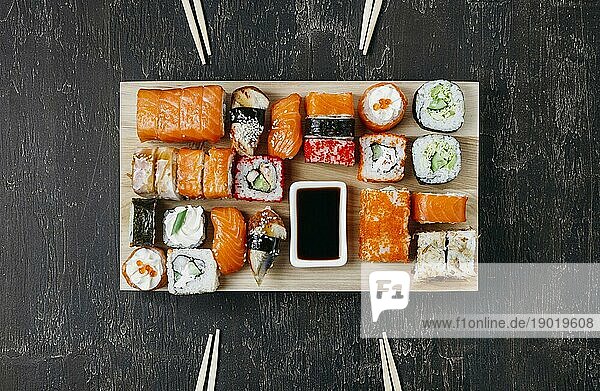 Traditionelles japanisches Sushi Arrangement. Auflösung und hohe Qualität schönes Foto