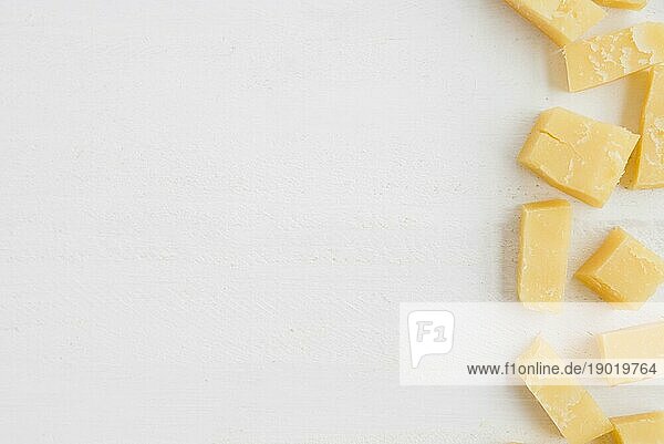 Erhöhte Ansicht Cheddar Käse Scheiben weißen Hintergrund. Auflösung und hohe Qualität schönes Foto
