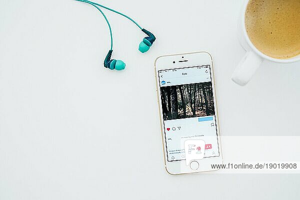 Instagram Foto Kaffeebecher Kopfhörer. Auflösung und hohe Qualität schönes Foto