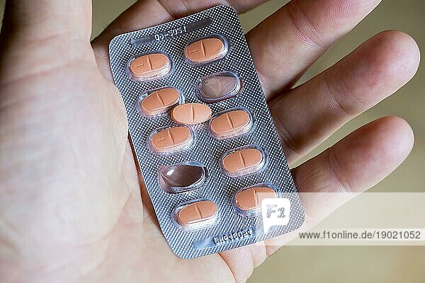 Hand hält eine Blisterverpackung mit Tabletten