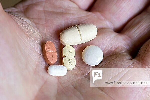 Hand hält verschiedene Tabletten  Medikamente