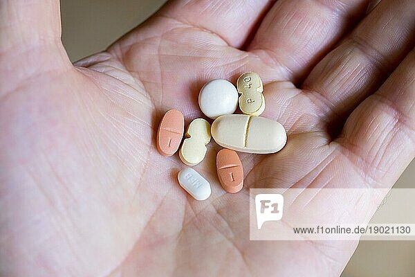 Hand hält verschiedene Tabletten  Medikamente  Arznei