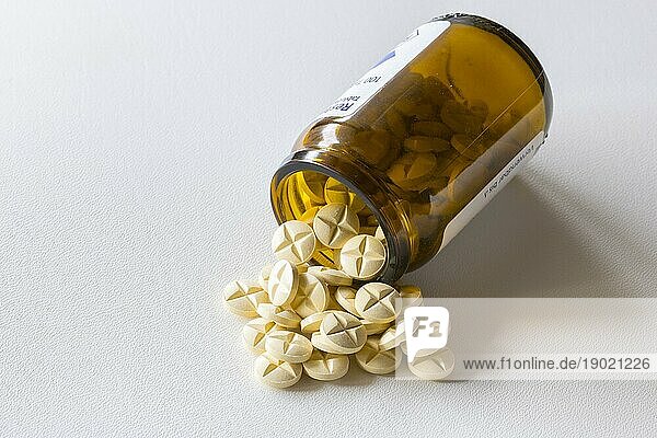 Medikamente  Arznei  Tabletten mit Glasgefäß